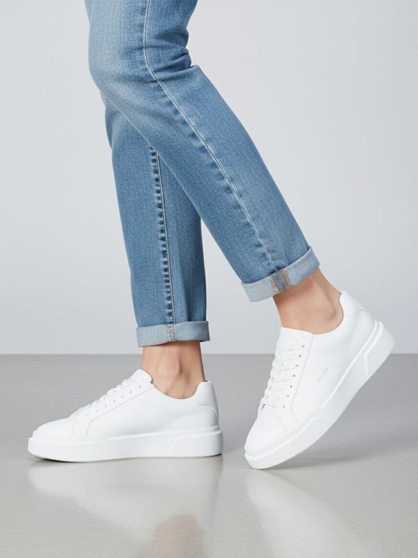 קלווין קליין סניקרס עור לבן בעיצוב מינימליסטי עם סוליית פלטפורמה עבה