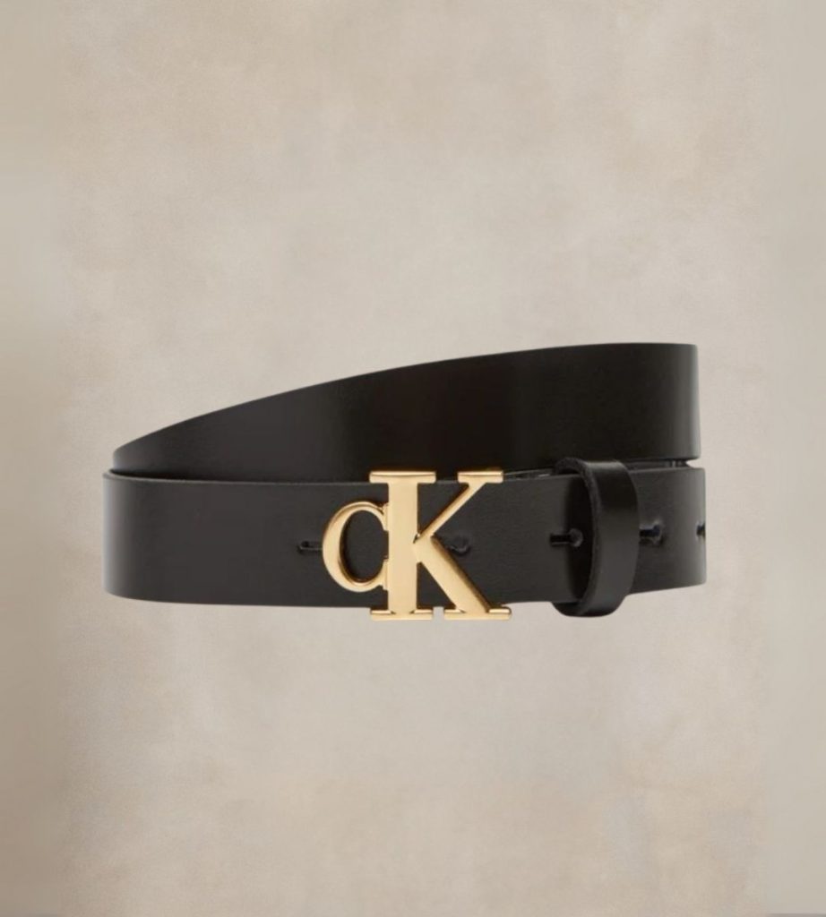 חגורת נשים שחורה של Calvin Klein עם אבזם זהב CK