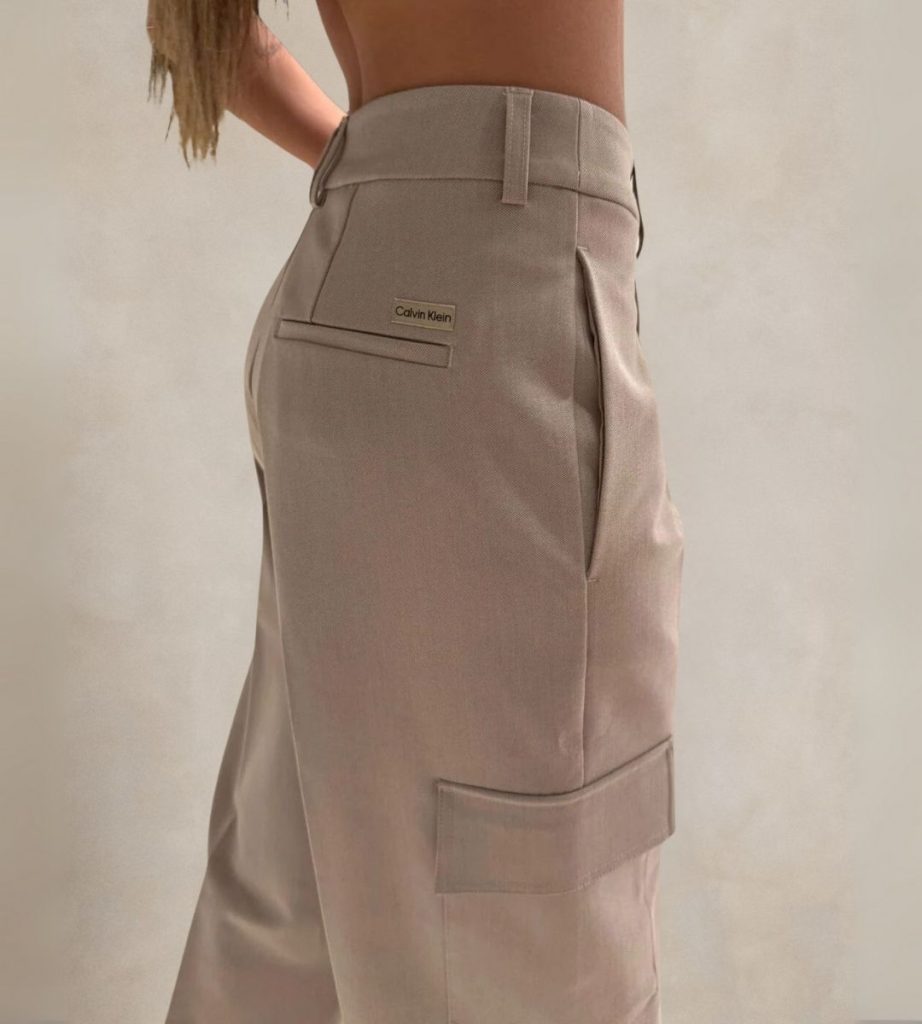 מכנסי נשים בז' של Calvin Klein עם כיסי צד (קרגו). בגדי מותגים לנשים