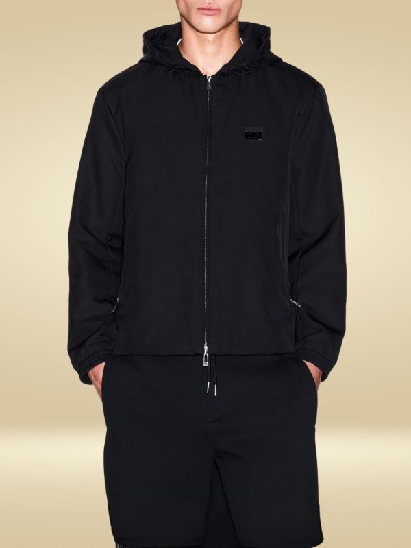 ארמני ג׳קט שחור ולוגו מותג