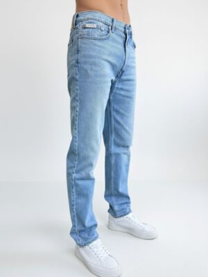 קלווין קליין ג׳ינס בהיר עם קרע בברך