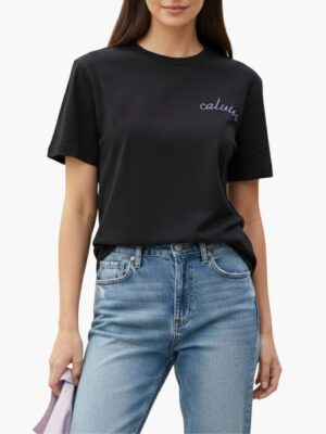 קלווין קליין טי שירט שחורה עם רקמת לוגו "Calvin" בחזית