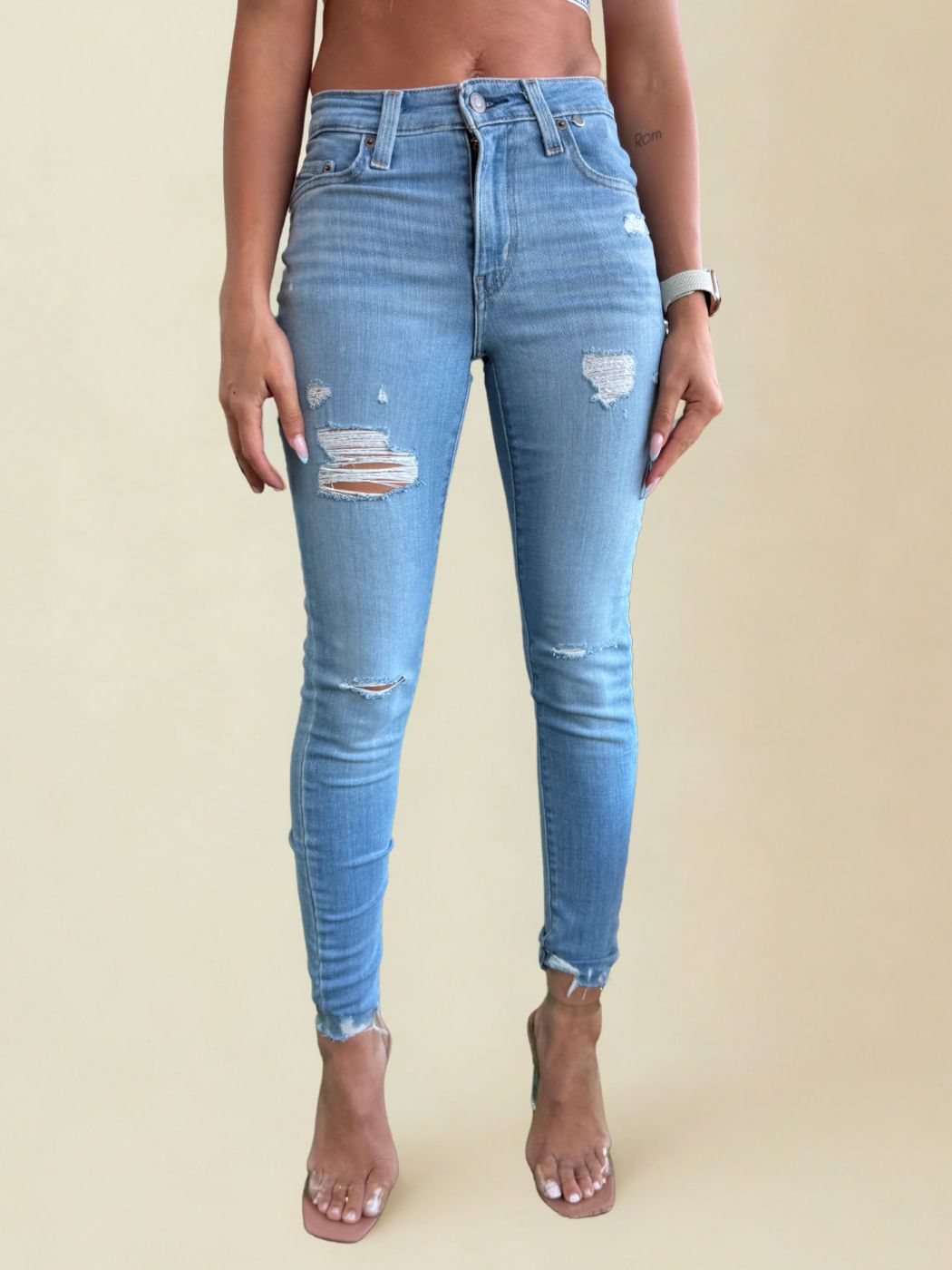 ג׳ינס Levi’s סקיני לנשים קרעים