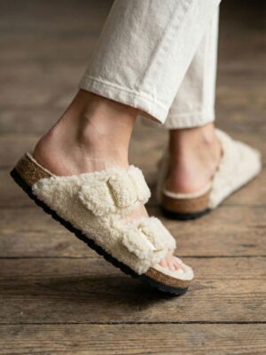 בירקנשטוק כפכפים עם רפידה פרווה בגוון לבן