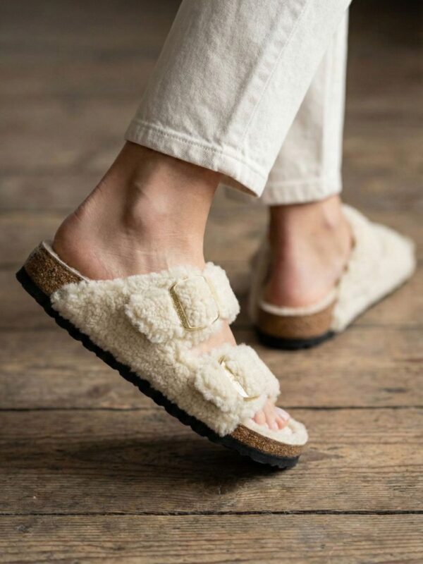 בירקנשטוק כפכפים עם רפידה פרווה בגוון לבן