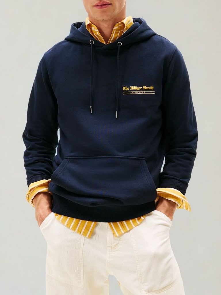 טומי הילפיגר קפוצון כחול כהה עם הדפס צהוב בולט בחזית ובגב