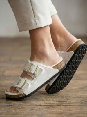 בירקנשטוק כפכפי בגוון לבן יוקרתי עם פרווה רכה