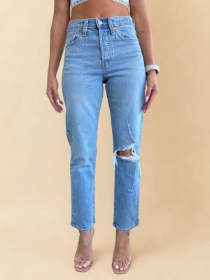 Levi’s ג'ינס כחול בהיר קרע בברך