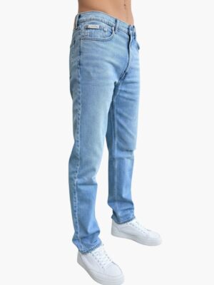 קלווין קליין ג׳ינס בהיר עם קרע בברך