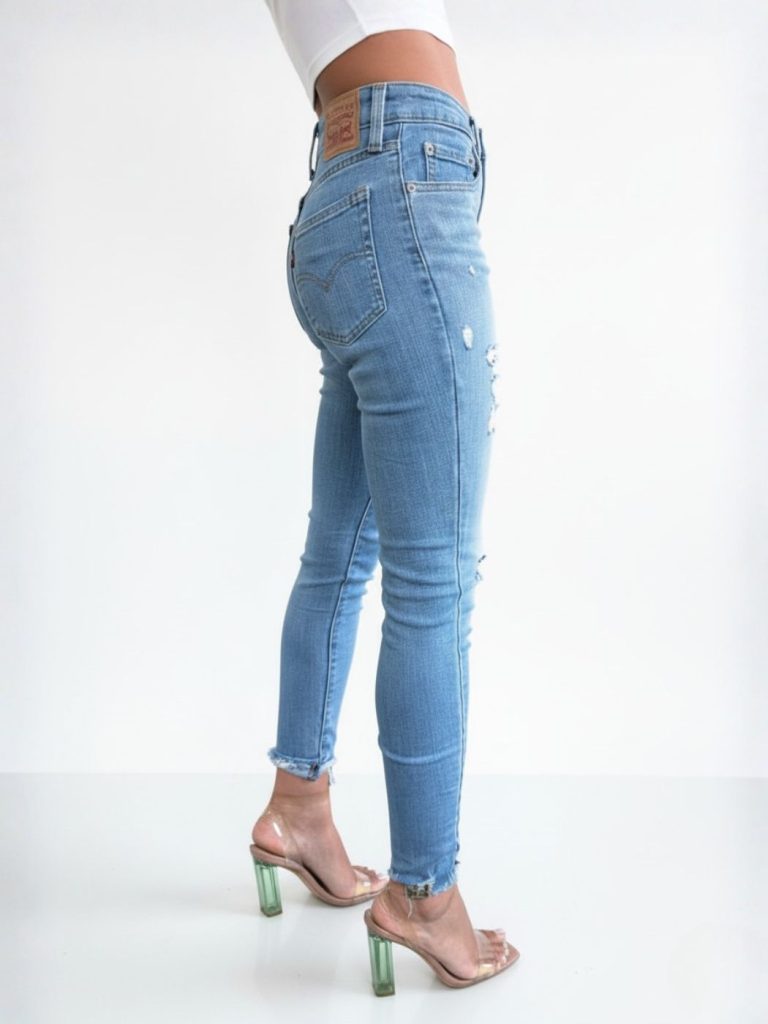 ג׳ינס Levi’s סקיני לנשים עם קרעים בהנחה