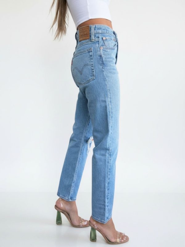 Levi’s ג'ינס כחול בהיר קרע בברך