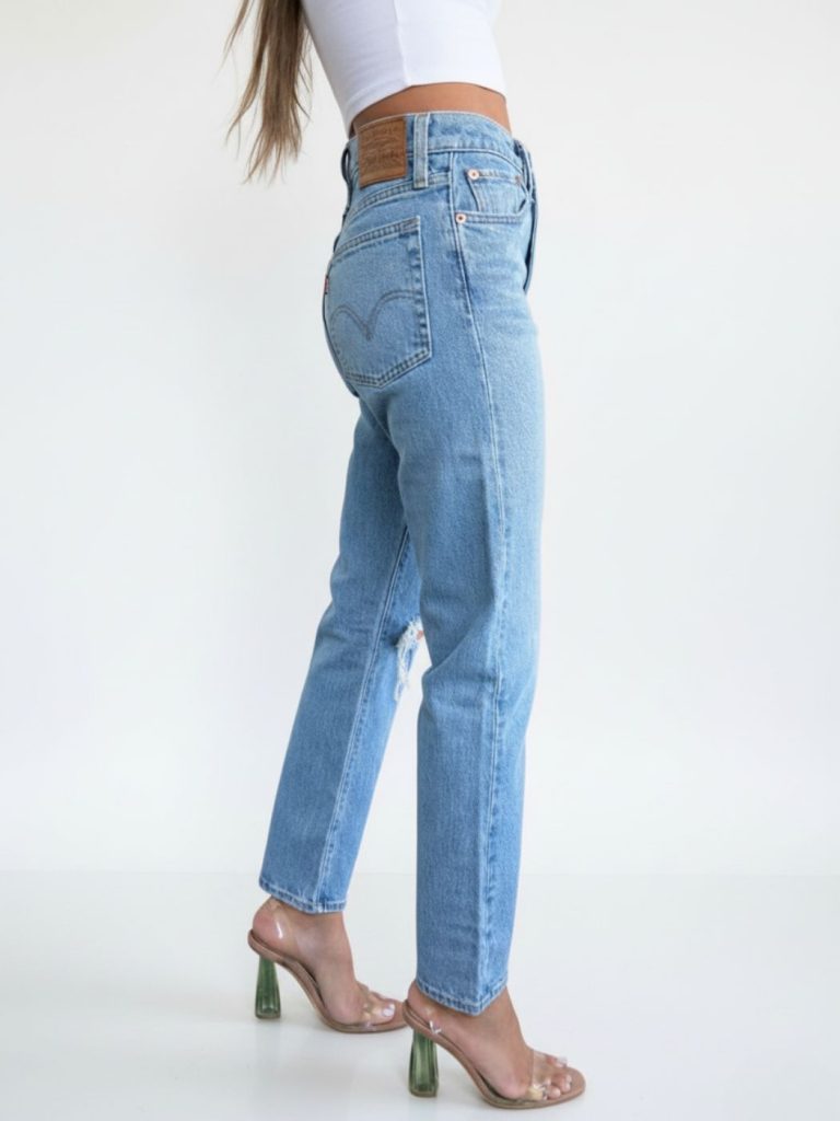 Levi’s ג'ינס כחול בהיר קרע בברך