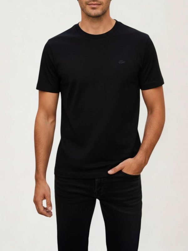 לקוסט טישרט בצבע שחור לוגו קרוקודיל רקום בטון על טון