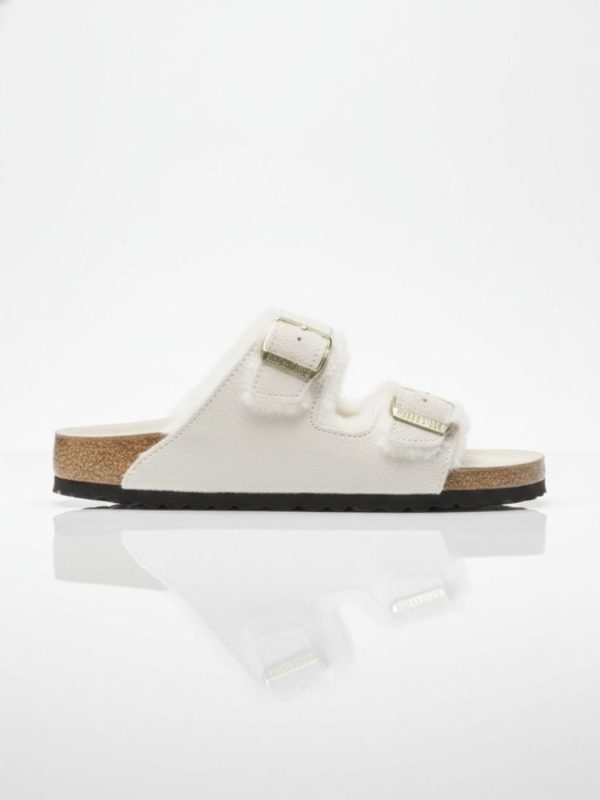 בירקנשטוק כפכפי בגוון לבן יוקרתי עם פרווה רכה