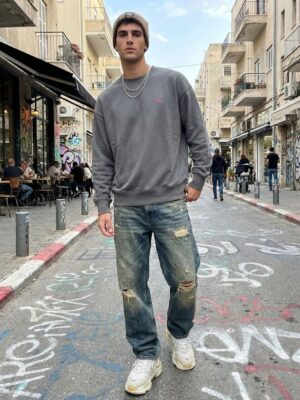 קלווין קליין סווטשירט בצבע אפור עם לוגו ורוד רקום