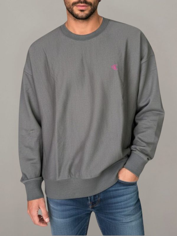 קלווין קליין סווטשירט בצבע אפור עם לוגו ורוד קטן