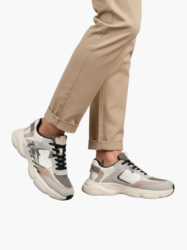 באלר סניקרס לגברים גווני בז׳ אפור ולבן עם לוגו ממותג מודגש בצד
