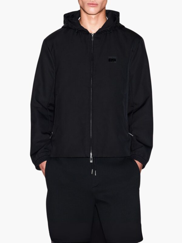 ארמני ג׳קט שחור ולוגו מותג