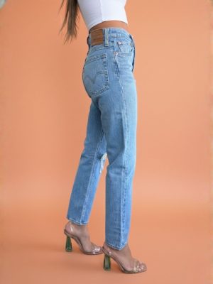 Levi’s ג'ינס כחול בהיר קרע בברך