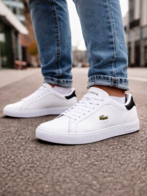 לקוסט סניקרס בצבע לבן לוגו כחול