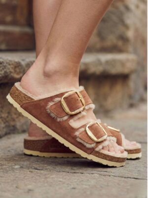 בירקנשטוק כפכפי עור חום עם פרווה