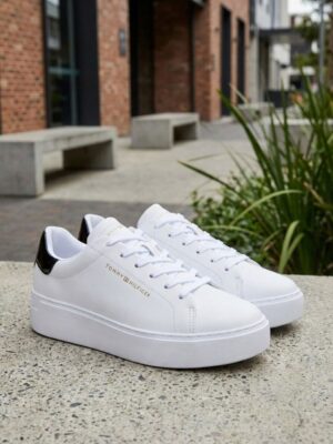 טומי הילפיגר נעליים לבנות לנשים עם גימור עור מבריק