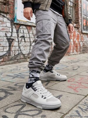 הוגו בוס סניקרס בצבע אפור עם לוגו מובלט מאחור