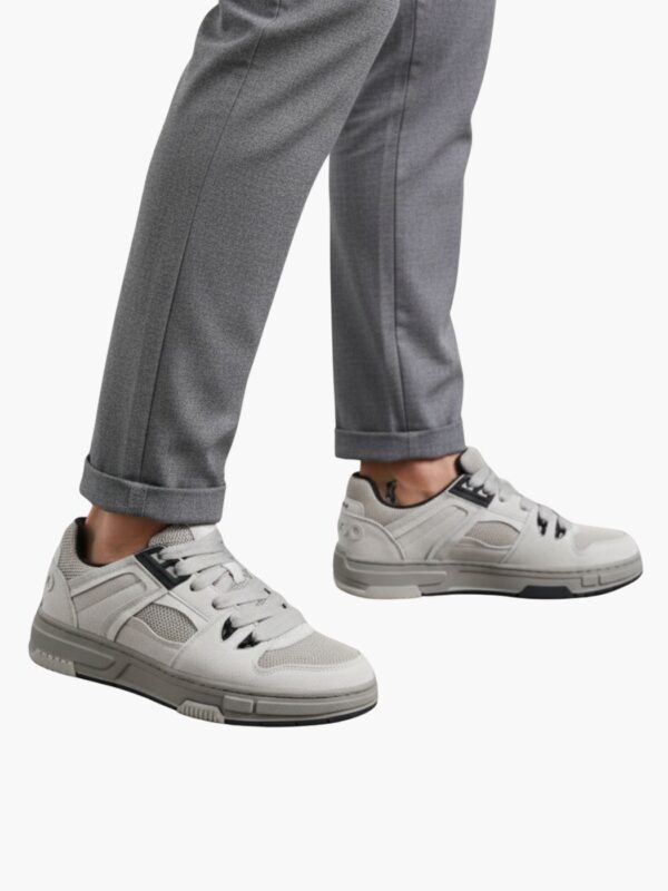 הוגו נעליים בצבע אפור עם לוגו מובלט מאחור