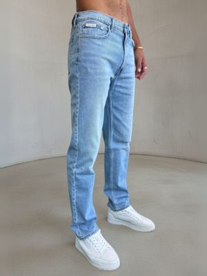 קלווין קליין ג׳ינס בהיר עם קרע בברך