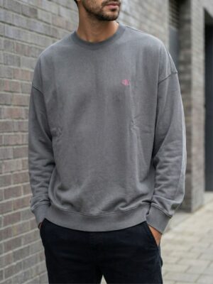 קלווין קליין סווטשירט בצבע אפור עם לוגו ורוד קטן