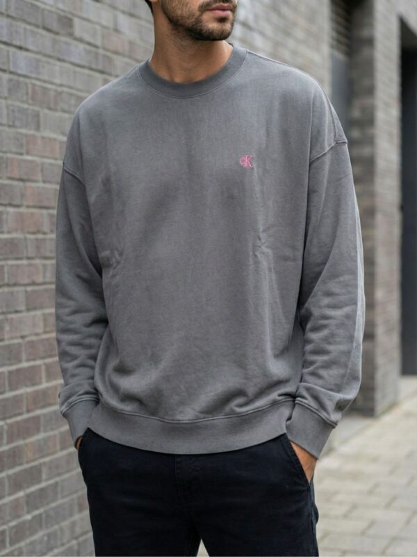 קלווין קליין סווטשירט בצבע אפור עם לוגו ורוד קטן