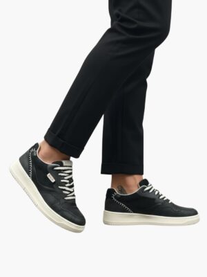 סניקרס BALR בצבע שחור עם תפרים בולטים