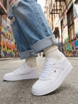 טומי הילפיגר סניקרס לבנות עם לוגו מתכתי קטן בצד