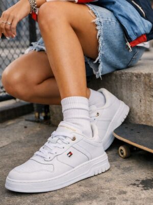 טומי הילפיגר סניקרס לבנות לנשים עם לוגו מתכתי קטן בצד