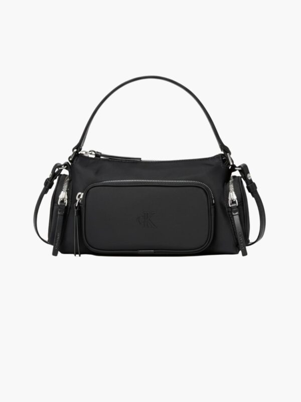 תיק כתף שחור של קלווין קליין עם רוכסן קדמי ולוגו cK מובלט