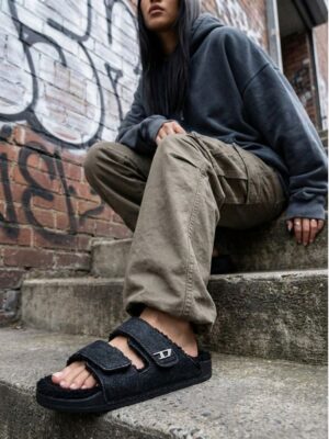 כפכפי דיזל בגוון ג'ינס שחור עם רפידת צמר שחור וסוליה שחורה