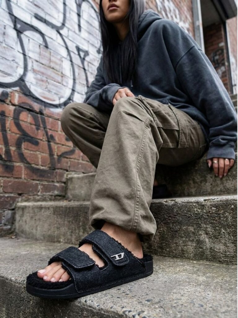 כפכפי דיזל בגוון ג'ינס שחור עם רפידת צמר שחור וסוליה שחורה