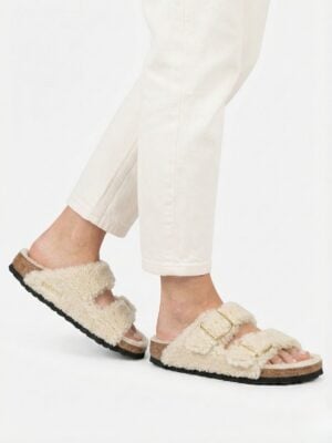 בירקנשטוק כפכפים עם רפידה פרווה בגוון לבן