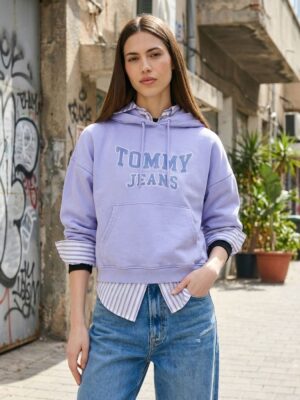 טומי הילפיגר סווטשירט לנשים בצבע סגול לוגו מובלט בחזית