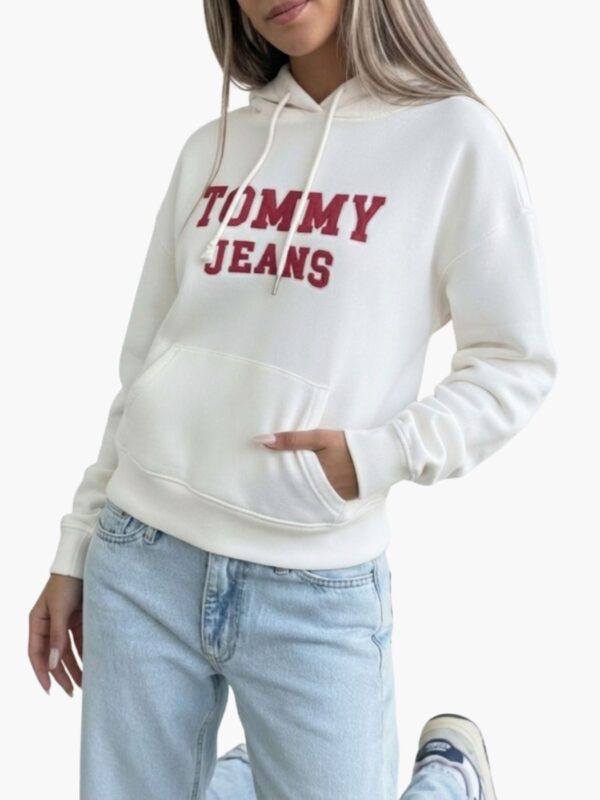 טומי קפוצון בצבע לבן לוגו מובלט בחזית ורוד