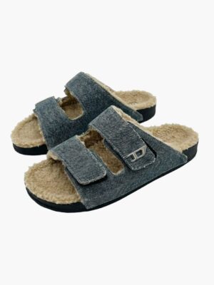 כפכפי דיזל בגוון ג'ינס בהיר עם רפידת צמר בהירה וסוליה שחורה