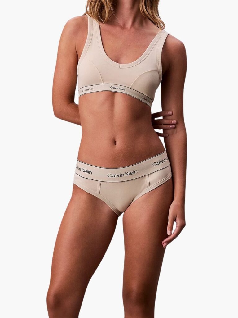 קלווין קליין תחתון בגוון בז׳ אלגנטי עם גומי מותג שחור־לבן בולט