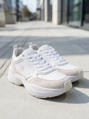 טומי הילפיגר סניקרס לנשים בעיצוב נקי עם שילוב עור וזמש וסוליה גבוהה