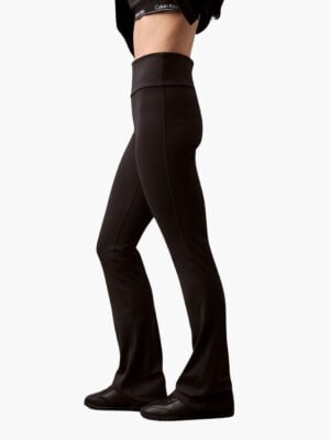 טייץ שחור של קלווין קליין עם מותן גבוהה וגזרה מתרחבת כלפי הקרסול