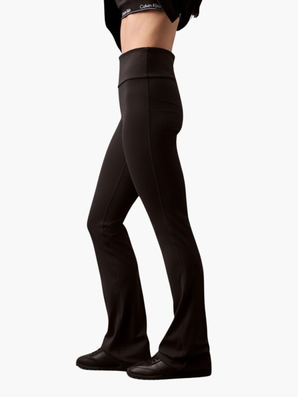 טייץ שחור של קלווין קליין עם מותן גבוהה וגזרה מתרחבת כלפי הקרסול