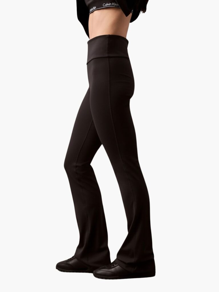 טייץ שחור של קלווין קליין עם מותן גבוהה וגזרה מתרחבת כלפי הקרסול