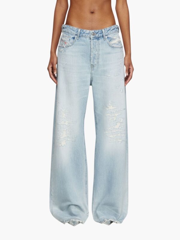 דיזל ג’ינס כחול בהיר של די סייר בגזרה רחבה עם קרעים ושפשופים עדינים