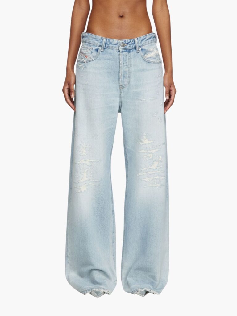 דיזל ג’ינס כחול בהיר של די סייר בגזרה רחבה עם קרעים ושפשופים עדינים