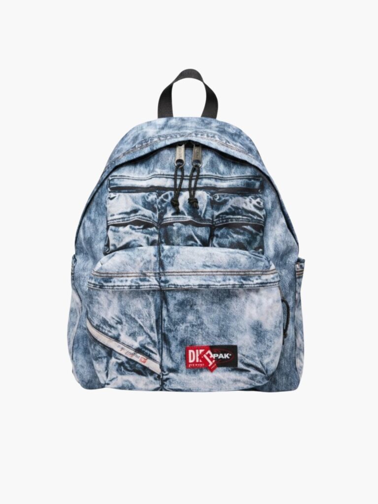 תיק גב כחול של דיזל בהדפס דנים עם לוגו אדום של איסטפק בחזית