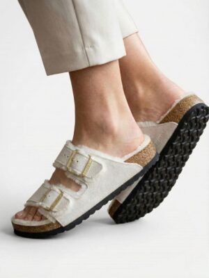 בירקנשטוק כפכפי בגוון לבן יוקרתי עם פרווה רכה